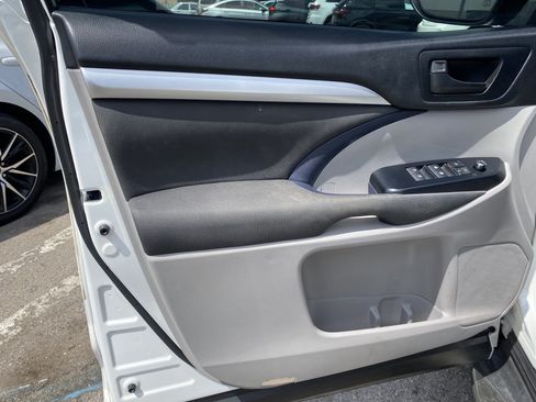 Used 2018 Toyota Highlander LE FWD image 13