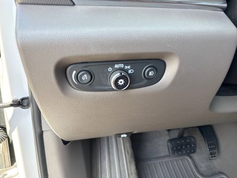 Used 2018 Chevrolet Traverse Premier w/ Driver Confidence II Package FWD image 25