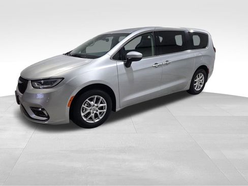 Certified 2023 Chrysler Pacifica Touring-L image 18