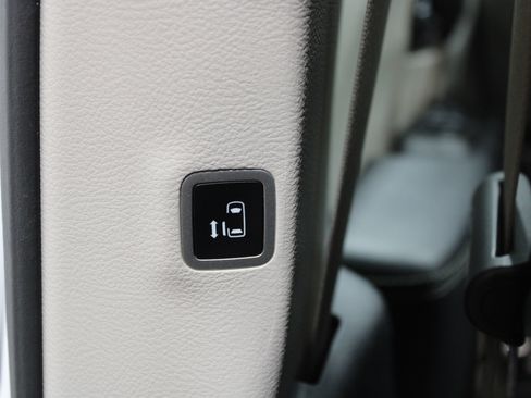 Used 2023 Chrysler Pacifica Limited FWD image 15