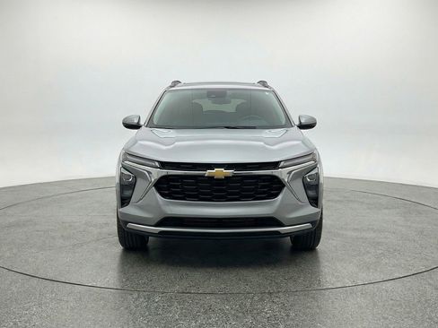 Used 2025 Chevrolet Trax LT w/ LT Convenience Package image 2