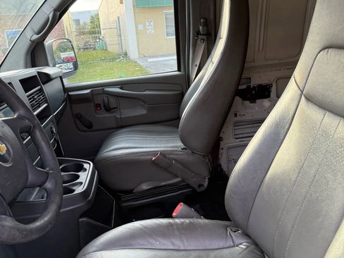 Used 2010 Chevrolet Express 2500 Extended image 18