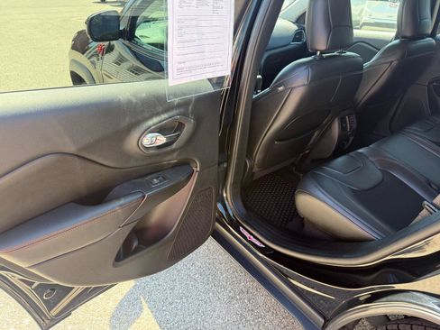 Used 2019 Jeep Cherokee Trailhawk w/ Comfort/Convenience Group AWD/4WD image 12
