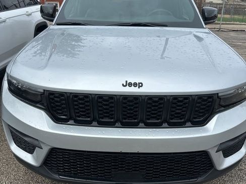 Used 2023 Jeep Grand Cherokee Altitude image 1