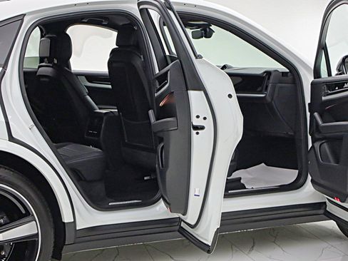 Used 2024 Porsche Cayenne Coupe AWD/4WD image 14