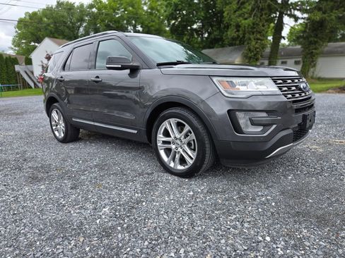 Used 2017 Ford Explorer XLT w/ Equipment Group 202A AWD/4WD image 2