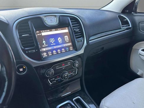 Used 2018 Chrysler 300 Limited image 29