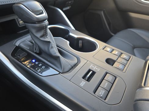 Used 2024 Toyota Highlander XLE image 23