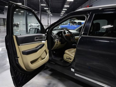 Used 2017 Ford Explorer XLT w/ Equipment Group 202A AWD/4WD image 9