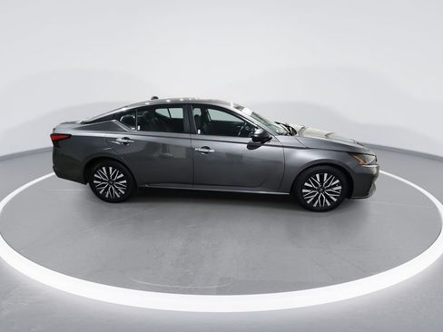 Used 2024 Nissan Altima 2.5 SV FWD image 9