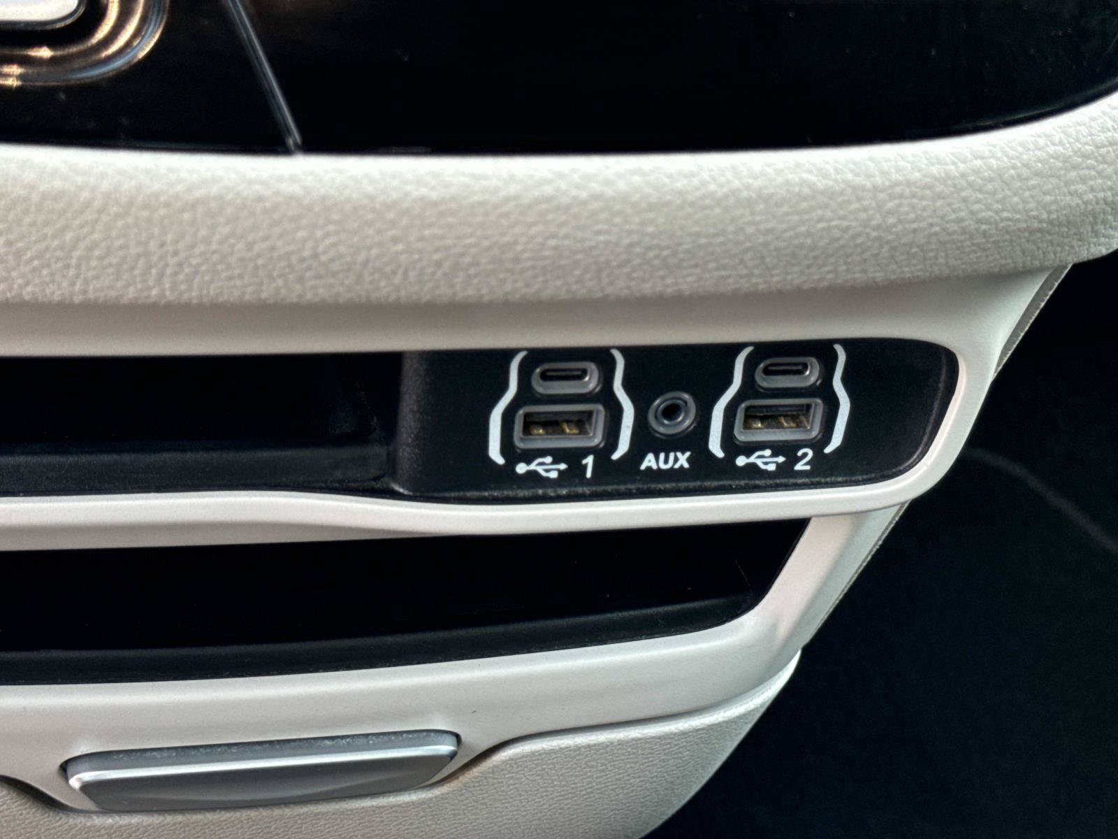 Certified 2024 Chrysler Pacifica Limited FWD image 29