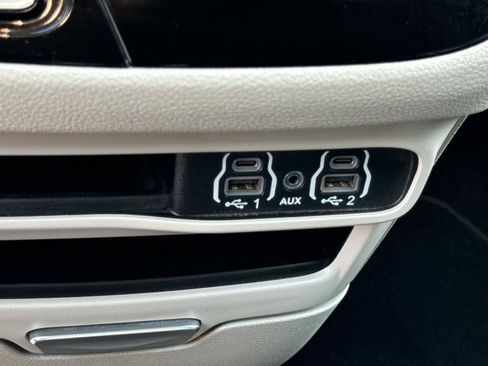 Used 2024 Chrysler Pacifica Limited FWD image 29