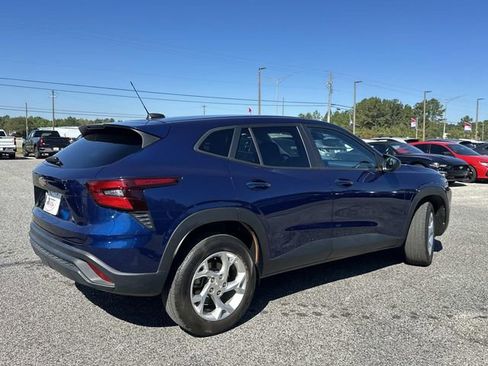 Used 2024 Chevrolet Trax LS w/ LS Convenience Package image 7