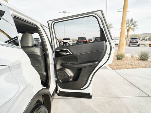 Used 2024 Mitsubishi Outlander SE image 16