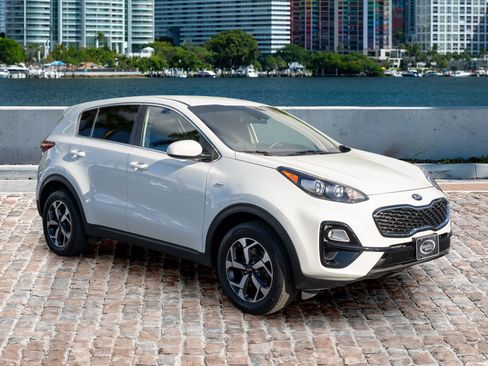 Used 2021 Kia Sportage LX image 3