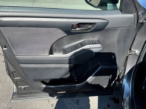 Used 2024 Toyota Highlander LE image 23
