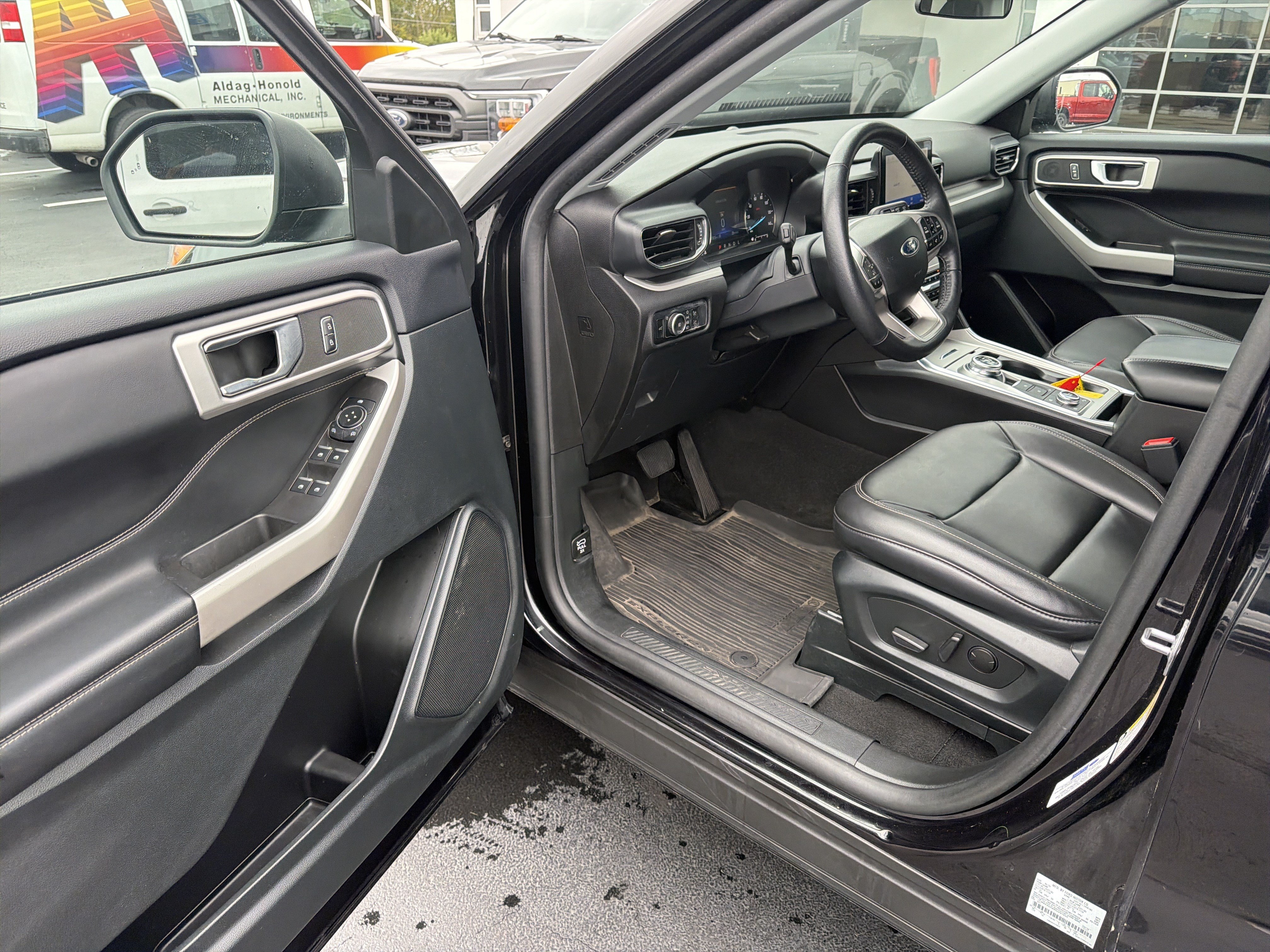 Used 2024 Ford Explorer XLT w/ Equipment Group 202A AWD/4WD image 18