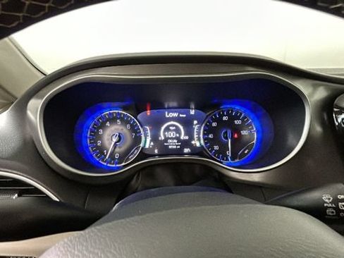 Used 2023 Chrysler Pacifica Touring-L FWD image 17