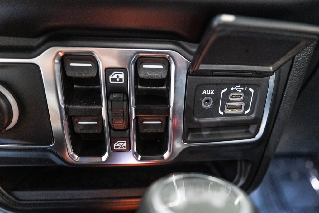 Used 2022 Jeep Wrangler Unlimited Sahara w/ Cold Weather Group AWD/4WD image 29