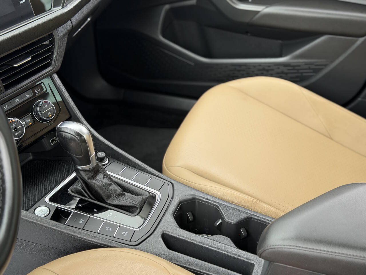 Used 2019 Volkswagen Jetta SEL w/ Cold Weather Package FWD image 18