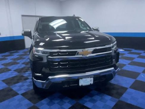 Used 2023 Chevrolet Silverado 1500 LT AWD/4WD image 3
