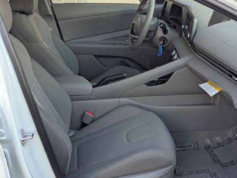 New 2025 Hyundai Elantra SE image 29