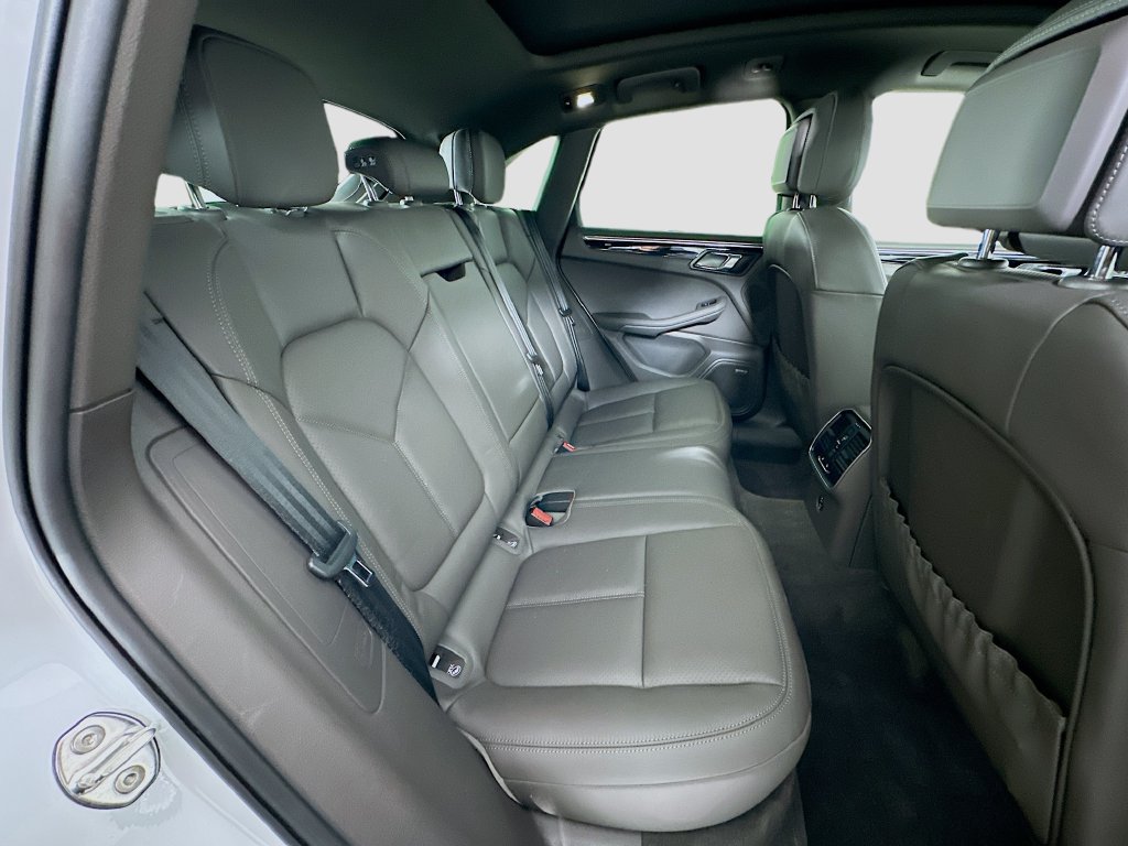 Certified 2025 Porsche Macan AWD/4WD image 29