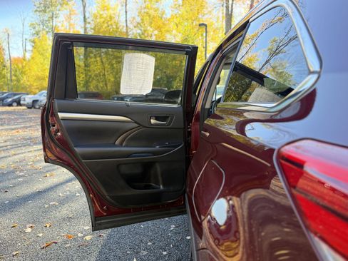 Used 2017 Toyota Highlander XLE image 29