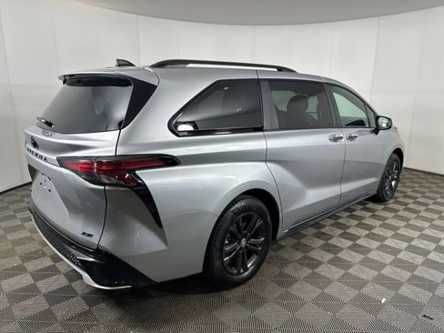 Used 2025 Toyota Sienna XSE w/ XSE Plus Package image 3