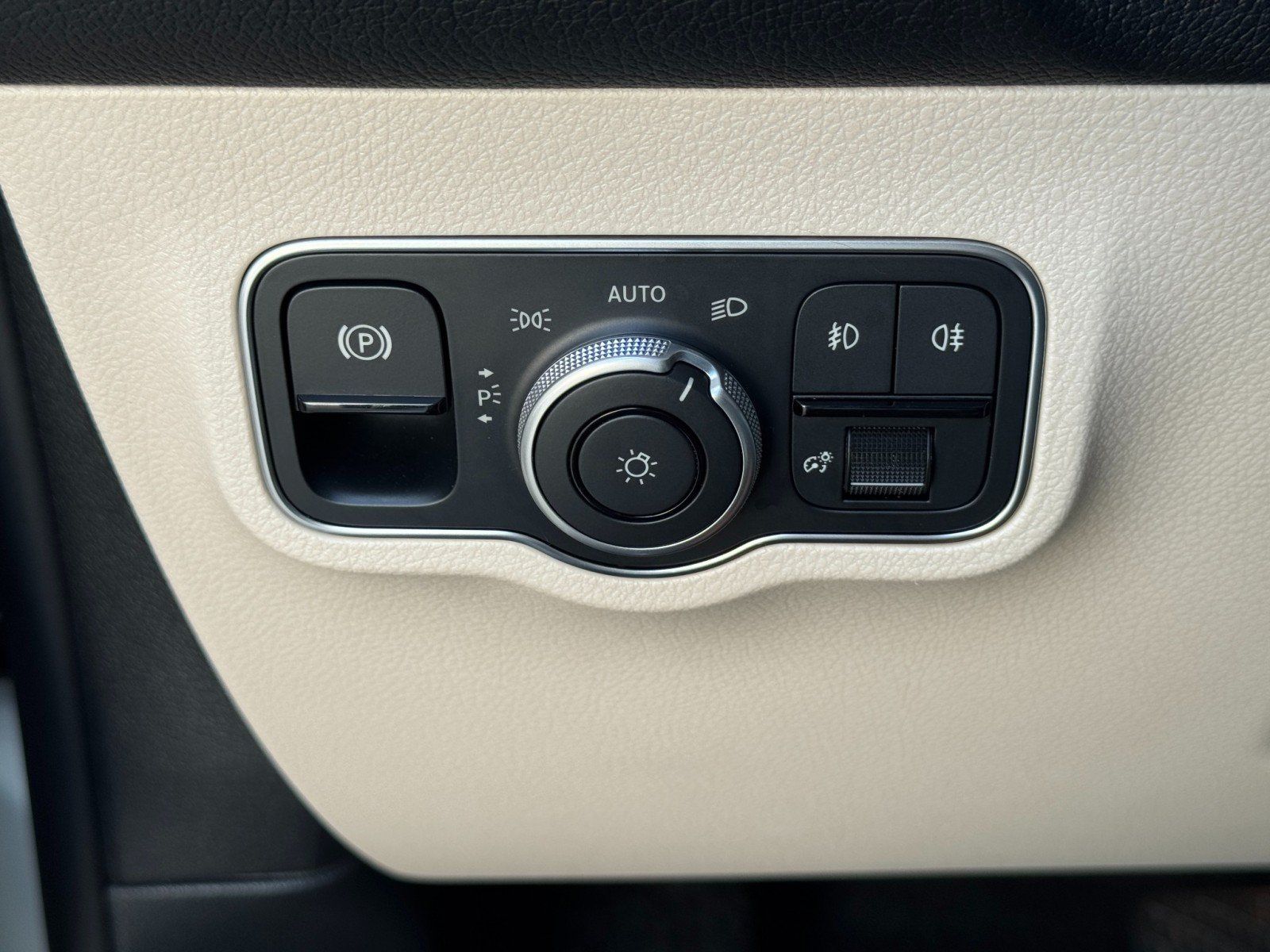 Used 2024 Mercedes-Benz GLB 250 w/ Exclusive Package image 18