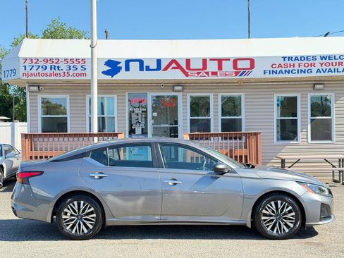 Used 2024 Nissan Altima 2.5 SV FWD image 3