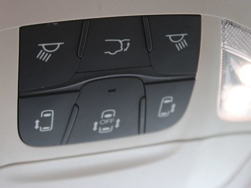 Used 2022 Chrysler Voyager LX FWD image 24