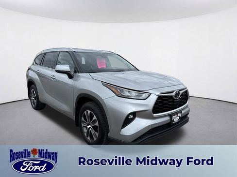 Used 2020 Toyota Highlander XLE AWD/4WD image 1
