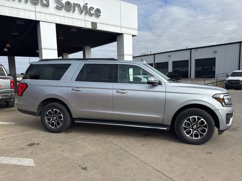 Used 2023 Ford Expedition Max XLT image 2