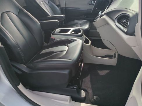 Used 2023 Chrysler Pacifica Touring-L FWD image 27
