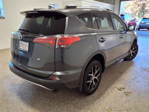 Used 2018 Toyota RAV4 SE image 3