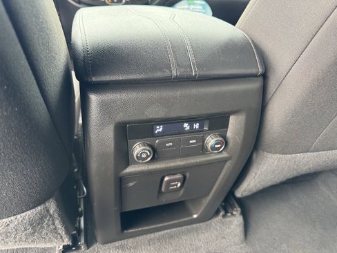 Used 2023 Chevrolet Traverse LT FWD image 16