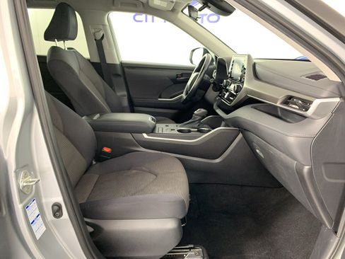 Used 2020 Toyota Highlander LE AWD/4WD image 40