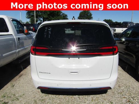 Used 2023 Chrysler Pacifica Touring-L FWD image 4