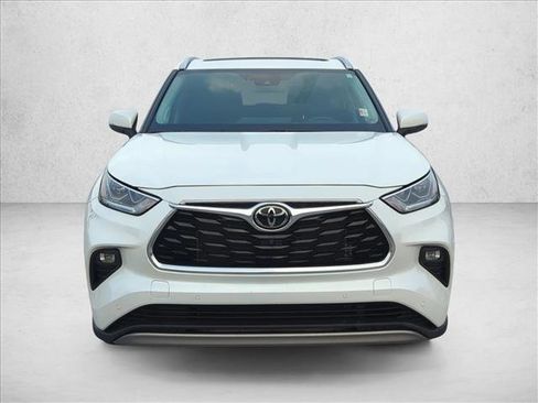 Certified 2022 Toyota Highlander Platinum image 2