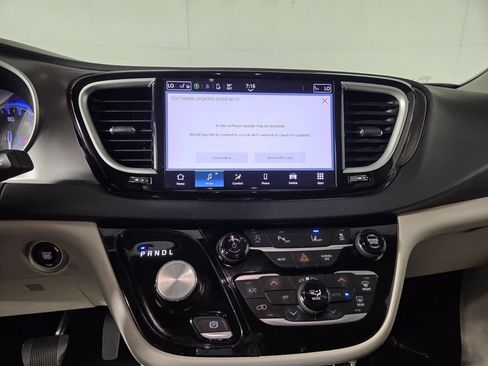 Used 2023 Chrysler Pacifica Touring-L FWD image 14