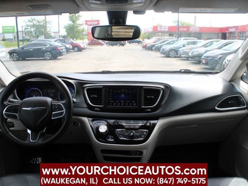Used 2020 Chrysler Pacifica Touring-L image 18