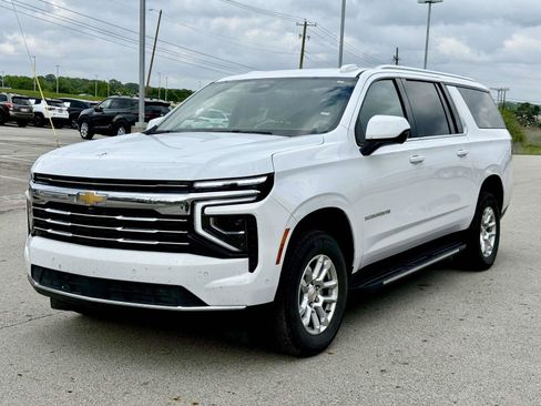 Used 2025 Chevrolet Suburban LT image 2