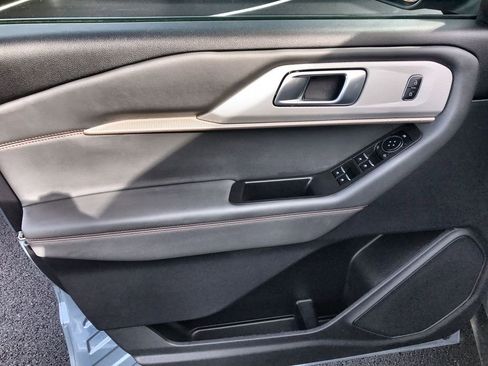 Used 2025 Ford Explorer Active w/ Active Comfort Package image 13