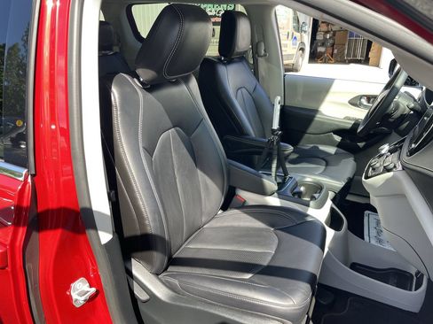 Used 2024 Chrysler Pacifica Touring-L FWD image 40