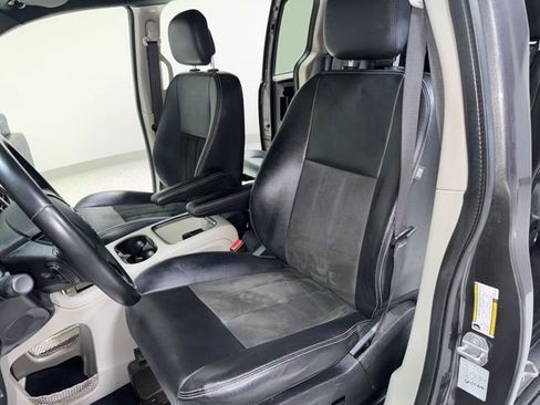 Used 2019 Dodge Grand Caravan SXT image 15
