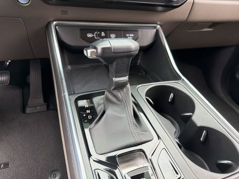 Used 2025 Kia Carnival EX FWD image 16