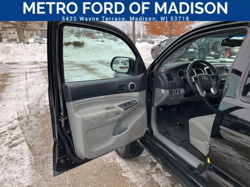 Used 2013 Toyota Tacoma Base image 12