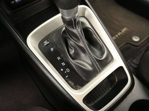 Used 2022 Hyundai Venue SE FWD image 22