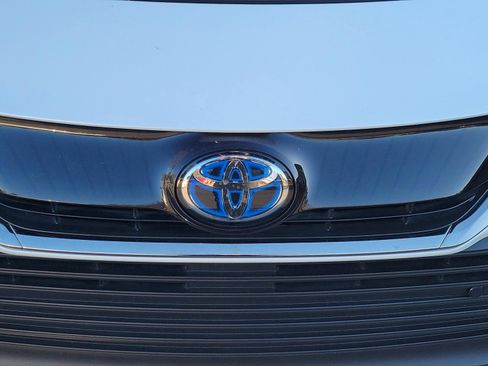 Certified 2023 Toyota Venza XLE image 22